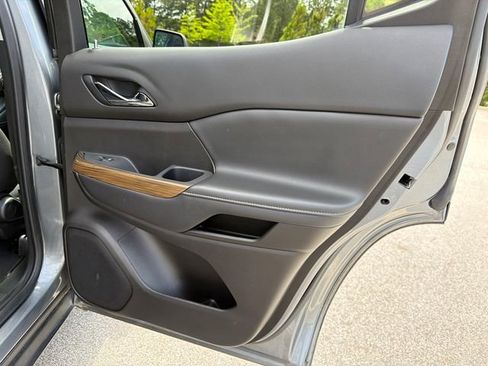 Used 2021 GMC Acadia SLE w/ Driver Convenience Package FWD image 16
