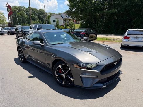 Used 2018 Ford Mustang Coupe RWD image 4