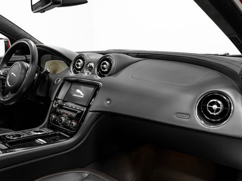 Used 2016 Jaguar XJ R image 19