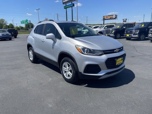 Used 2017 Chevrolet Trax LT AWD/4WD image 2