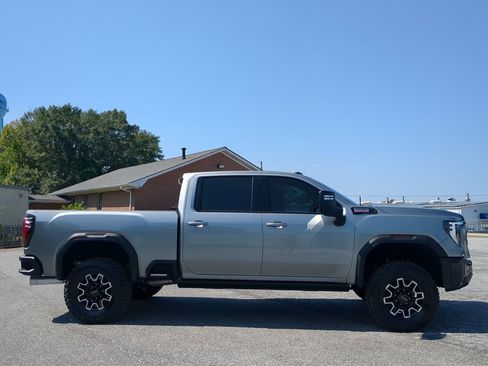 Used 2024 GMC Sierra 2500 AT4X image 2