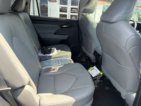 Used 2022 Toyota Highlander XLE AWD/4WD image 11