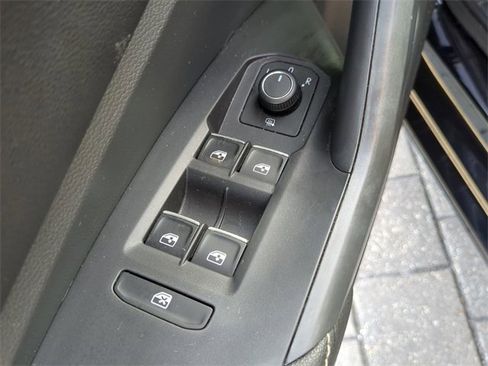 Certified 2023 Volkswagen Jetta SE w/ Panoramic Sunroof Package image 17