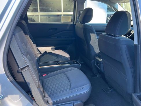 Used 2023 Nissan Pathfinder SV w/ SV Premium Package image 10