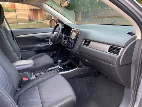 Used 2017 Mitsubishi Outlander ES image 60