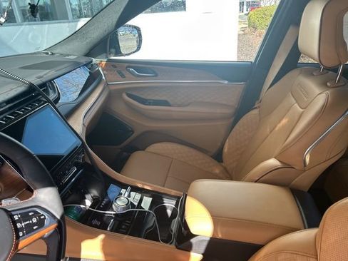 Used 2025 Jeep Grand Cherokee Summit image 9