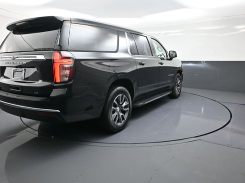 Used 2021 Chevrolet Suburban LT w/ LT Signature Package image 3