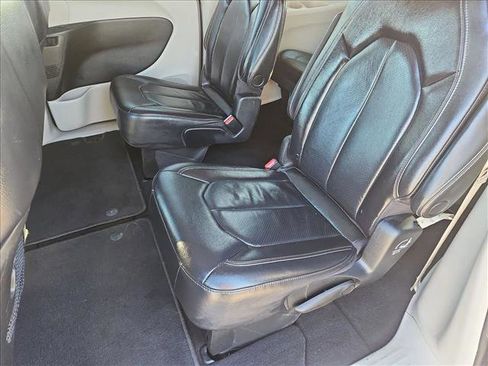Used 2022 Chrysler Pacifica Touring-L image 17