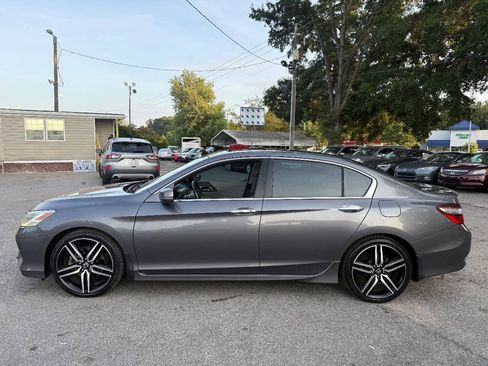 Used 2017 Honda Accord Touring image 6