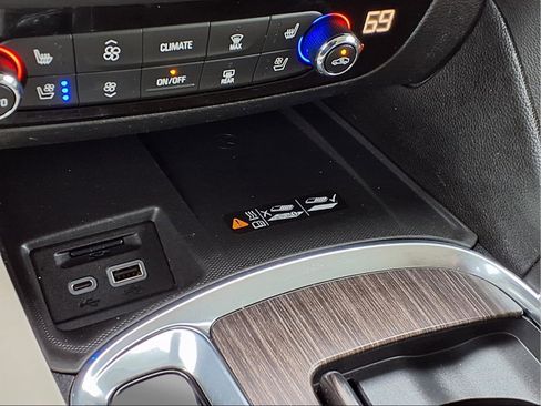 Used 2023 Buick Enclave Avenir image 11