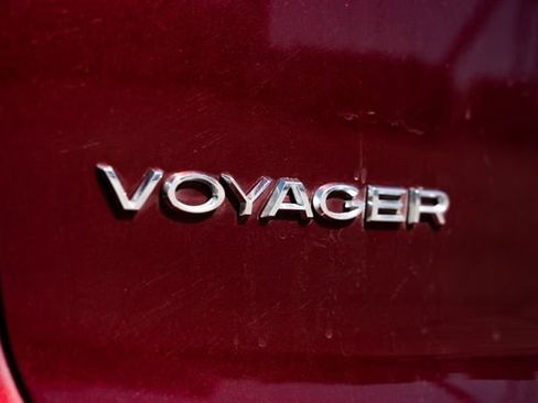 Used 2023 Chrysler Voyager LX FWD image 10