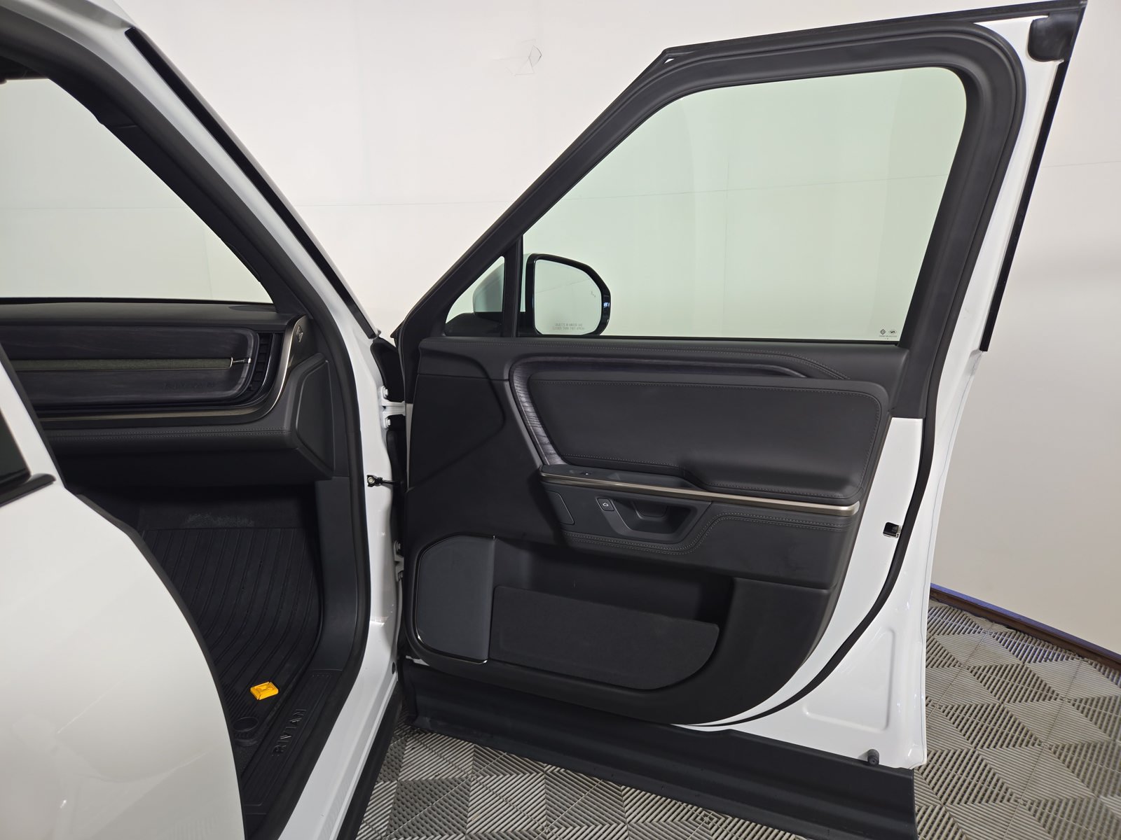 Used 2025 Rivian R1T Adventure Dual AWD/4WD image 18