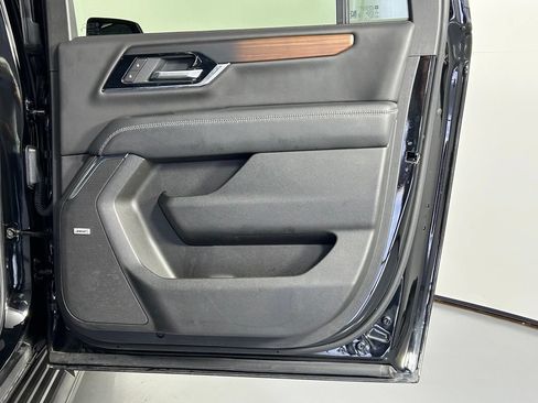 Used 2025 GMC Yukon XL Denali AWD/4WD image 12