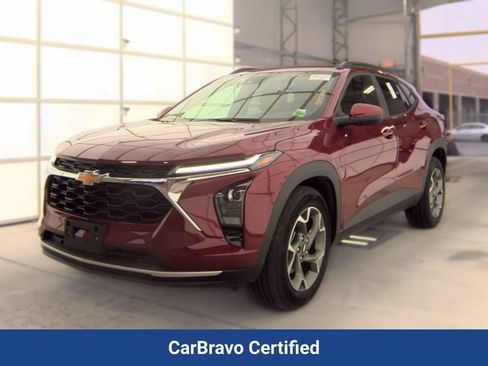Used 2025 Chevrolet Trax LT FWD image 1