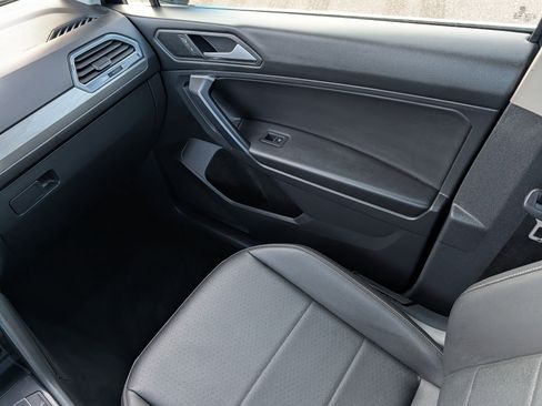 Used 2021 Volkswagen Tiguan SE image 11