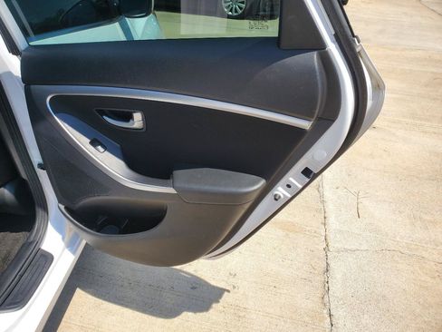 Used 2016 Hyundai Elantra GT FWD image 8