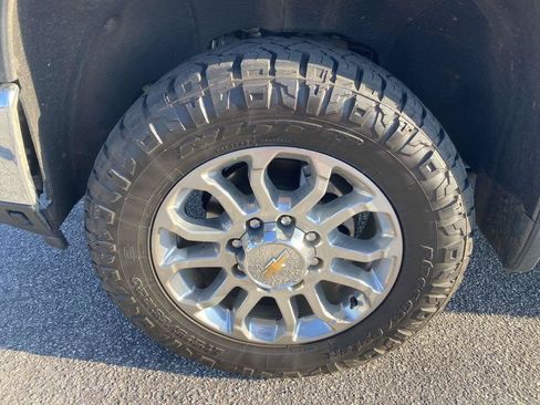 Used 2024 Chevrolet Silverado 2500 LTZ w/ LTZ Convenience Package AWD/4WD image 4