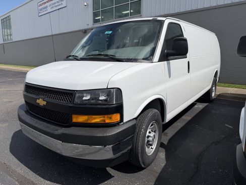 New 2026 Chevrolet Express 3500 Extended RWD image 4