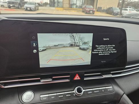 Used 2025 Hyundai Elantra SEL image 23