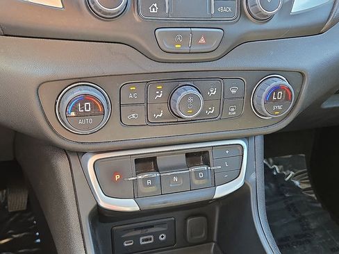 Used 2024 GMC Terrain SLT AWD/4WD image 30