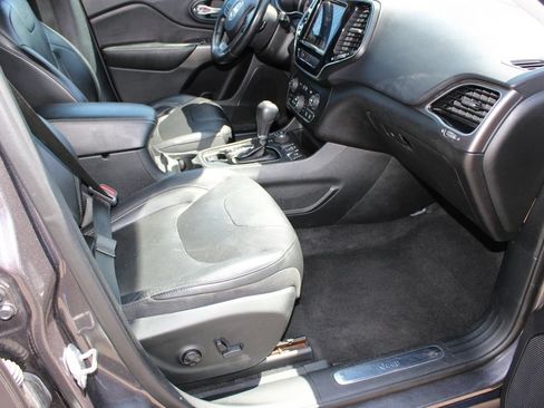 Used 2019 Jeep Cherokee Limited AWD/4WD image 6