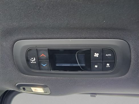 Used 2025 Chrysler Pacifica Limited FWD image 11