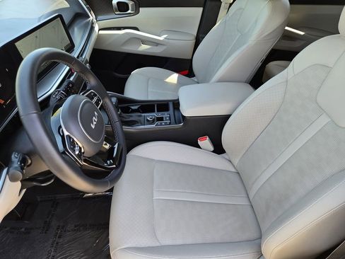 Certified 2025 Kia Sorento S FWD image 18