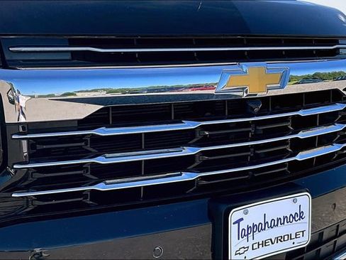 Used 2025 Chevrolet Suburban LT AWD/4WD image 30