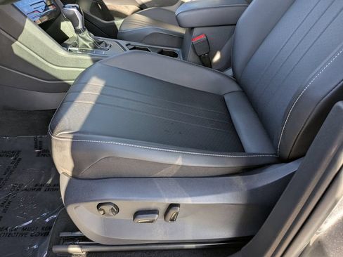 Used 2023 Volkswagen Tiguan SE FWD image 17