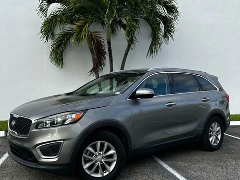 Used 2017 Kia Sorento LX w/ LX Convenience Package image 1