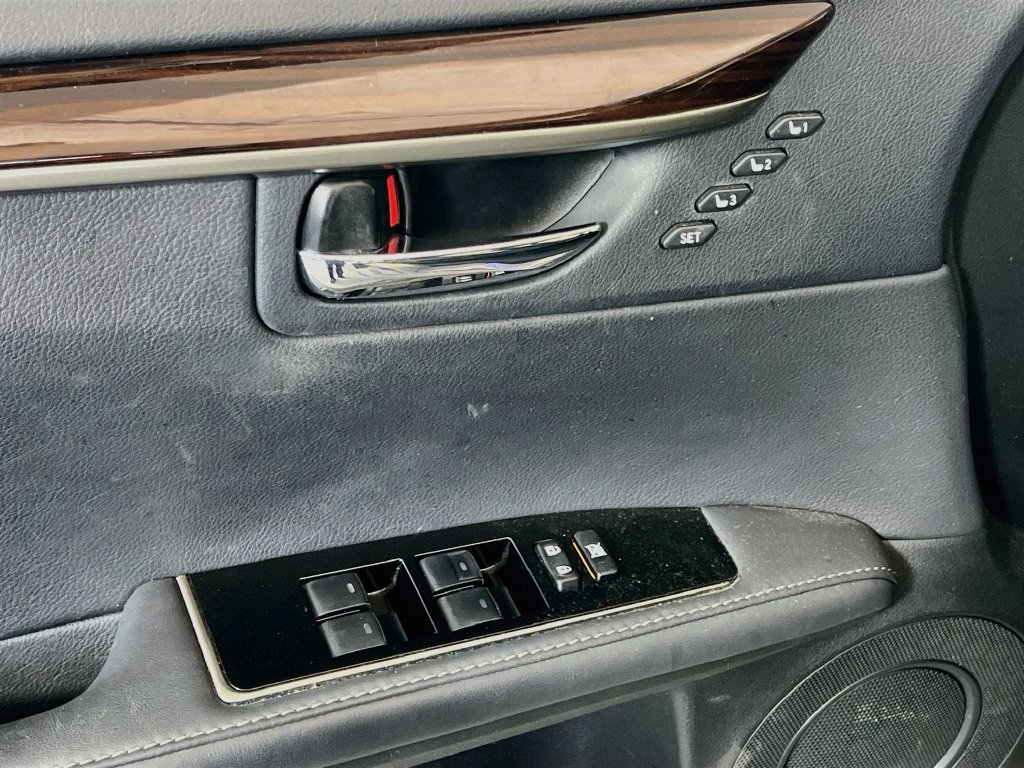Used 2016 Lexus ES 300h w/ Luxury Package w/Wood Trim FWD image 10