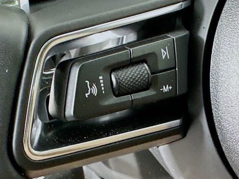 Used 2025 Porsche Macan image 11