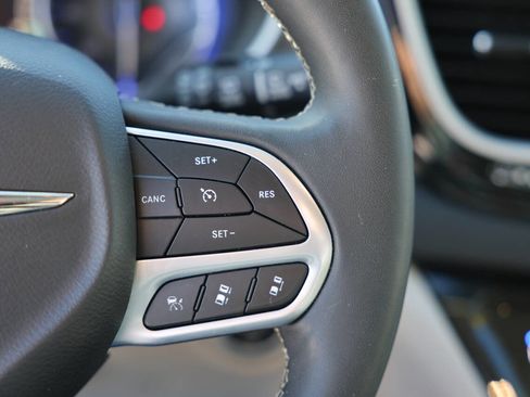 Used 2024 Chrysler Pacifica Touring-L image 21