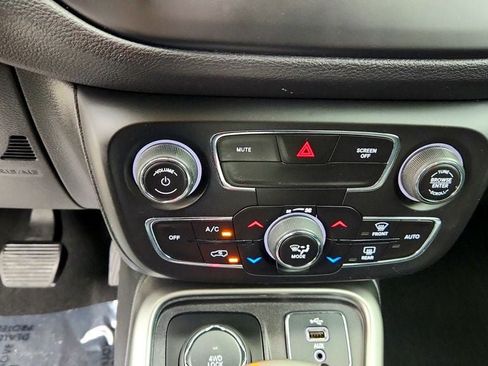 Used 2018 Jeep Compass Latitude w/ Popular Equipment Group AWD/4WD image 17