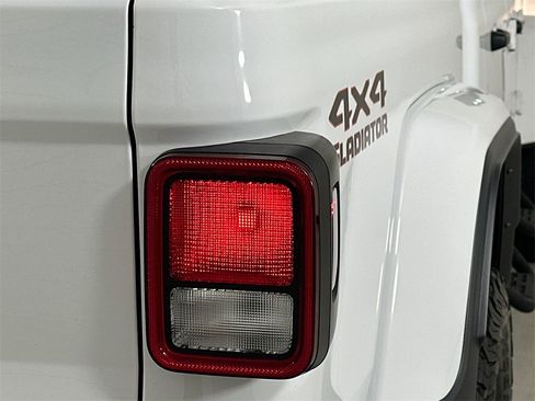 Used 2023 Jeep Gladiator Sport image 3