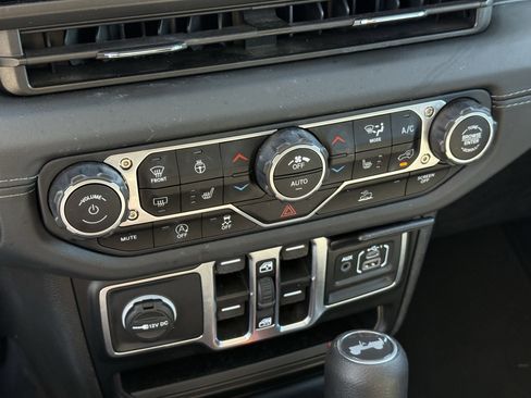 Used 2025 Jeep Wrangler Unlimited Sahara image 23