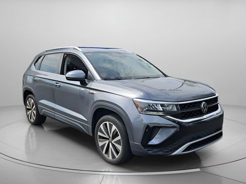 Used 2023 Volkswagen Taos SE w/ Panoramic Sunroof Package FWD image 7