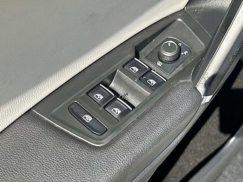 Used 2018 Volkswagen Tiguan SE FWD image 32
