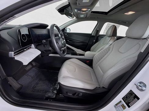 Used 2025 Hyundai Elantra Limited FWD image 12