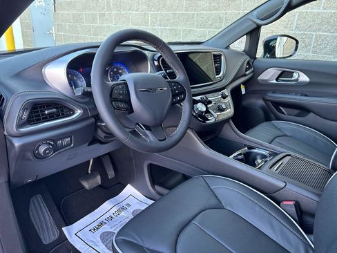 New 2026 Chrysler Pacifica Limited w/ S Appearance Package image 8