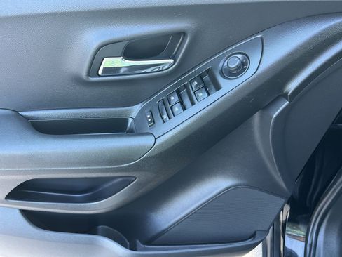 Used 2019 Chevrolet Trax LT w/ LT Convenience Package FWD image 15