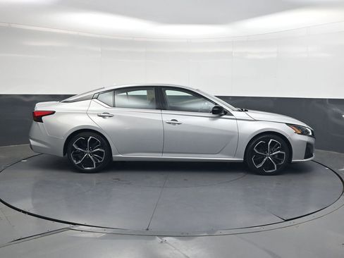 Used 2024 Nissan Altima 2.5 SR FWD image 3