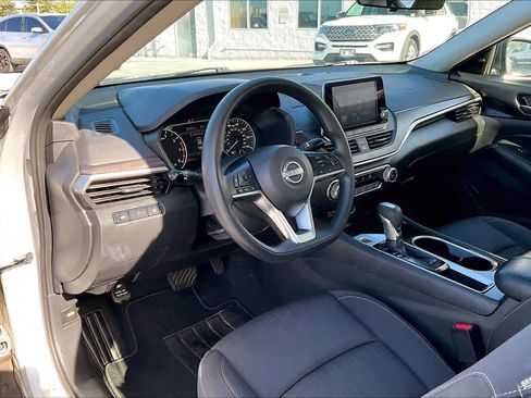 Used 2024 Nissan Altima 2.5 SV FWD image 2