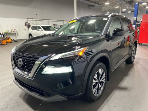 Used 2023 Nissan Rogue SV w/ SV Premium B Package image 3