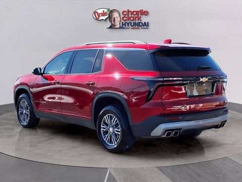 Used 2025 Chevrolet Traverse LT image 3