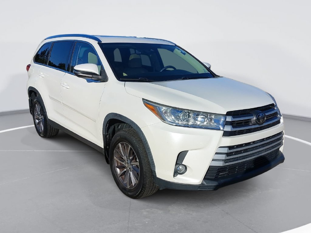 Used 2019 Toyota Highlander XLE FWD image 3