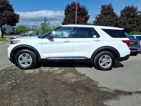Used 2024 Ford Explorer XLT w/ Equipment Group 202A AWD/4WD image 2