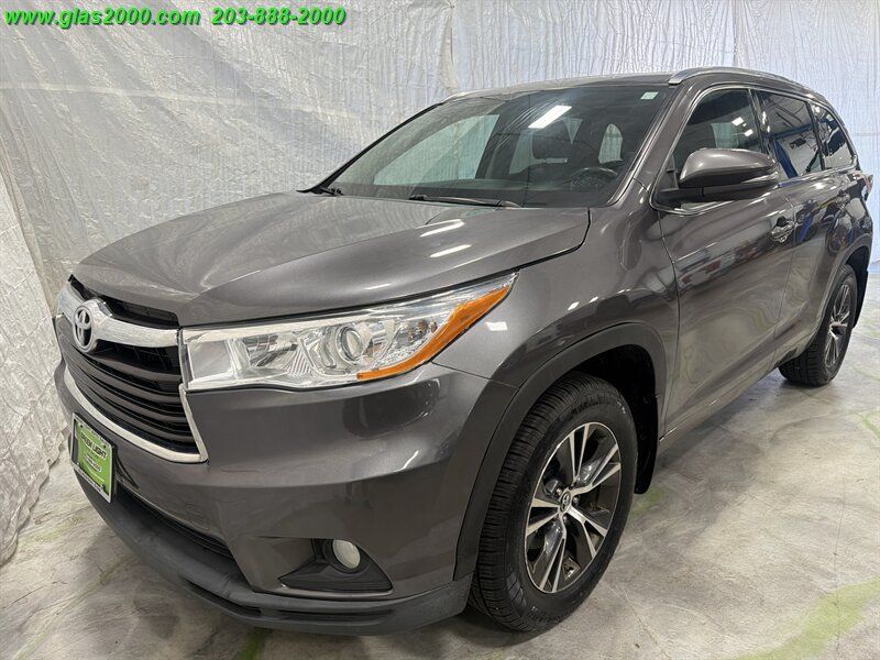 Used 2016 Toyota Highlander XLE AWD/4WD image 1