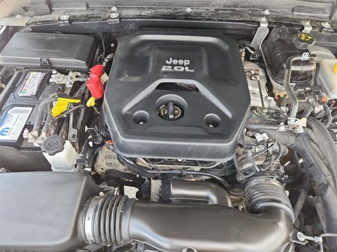 Used 2021 Jeep Wrangler Unlimited Sahara AWD/4WD image 30