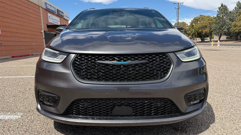 Used 2021 Chrysler Pacifica Limited w/ Uconnect Theater Family Group FWD image 4